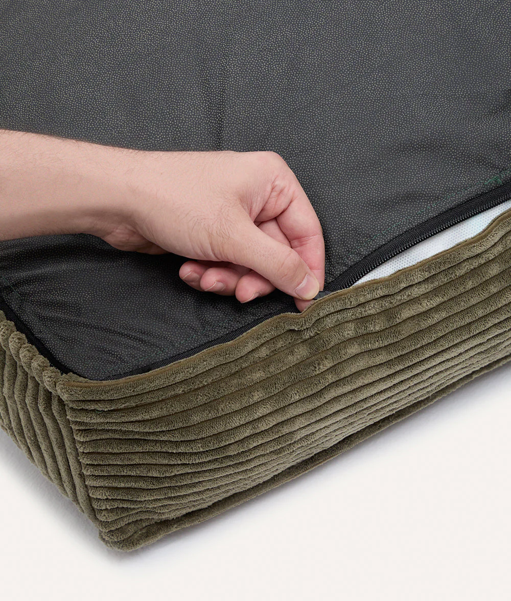 Cafide Cama De Material Reciclado Para Perro Con Tejido De Pana Verde. Modelo Cuadra. - Image 4