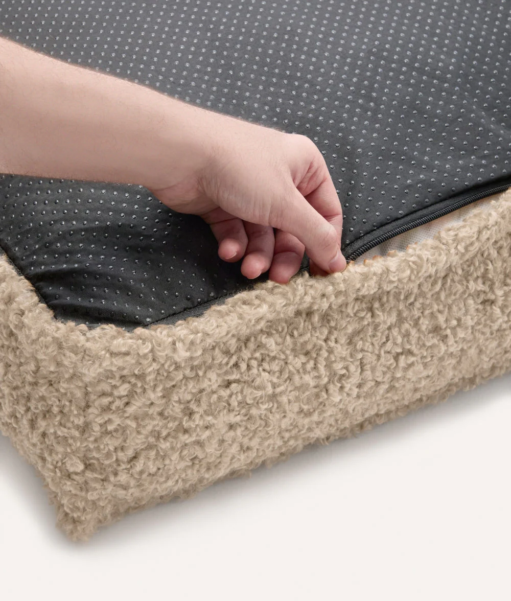 Cafide Cama De Material Reciclado Para Perro Con Tejido Estilo Borreguito Beige. Modelo Cuadra. - Image 4