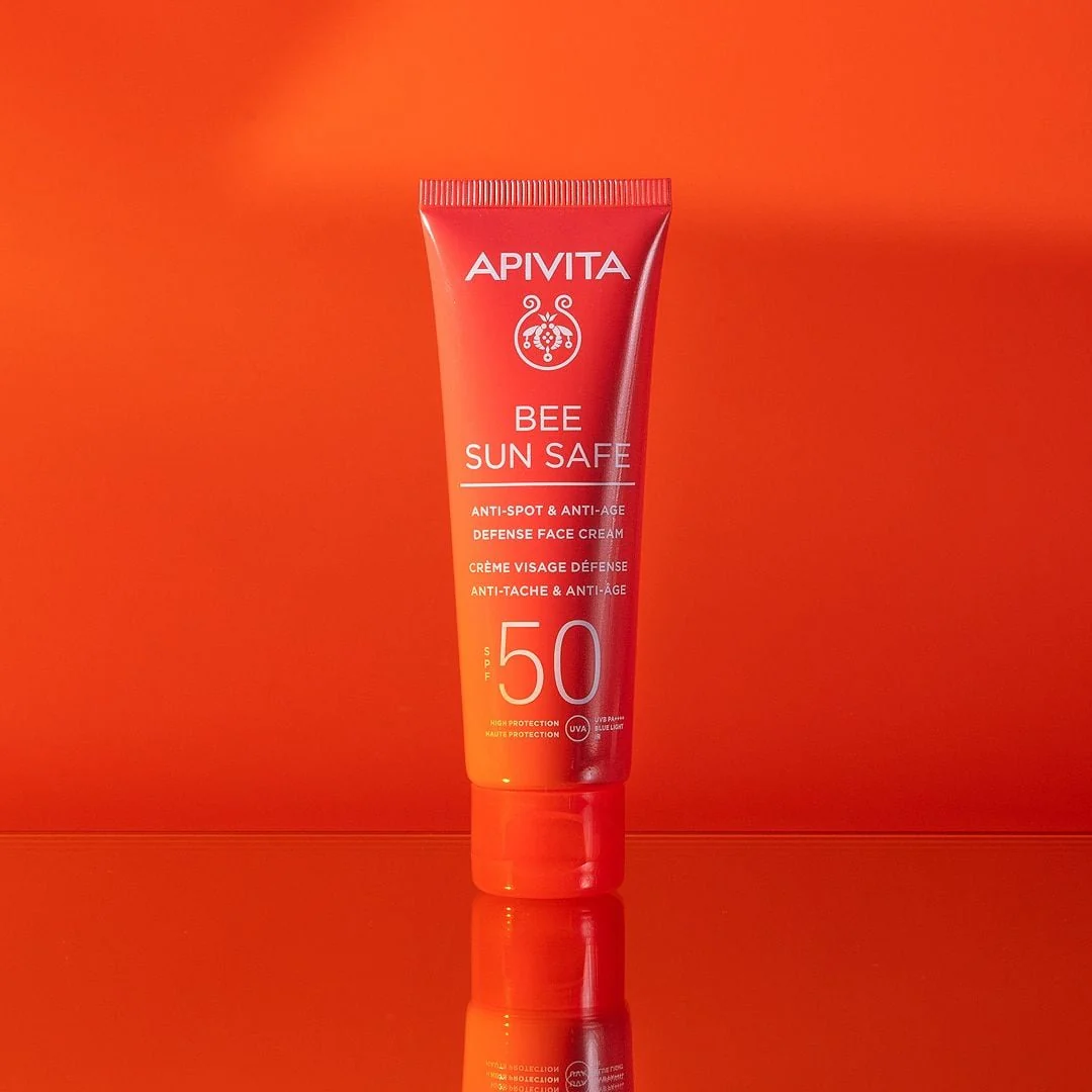 Apivita Bee Sun Safe Crema facial protectora solar SPF50 50 ml + Crema-gel refrescante y calmante 100 ml + Neceser - Image 3