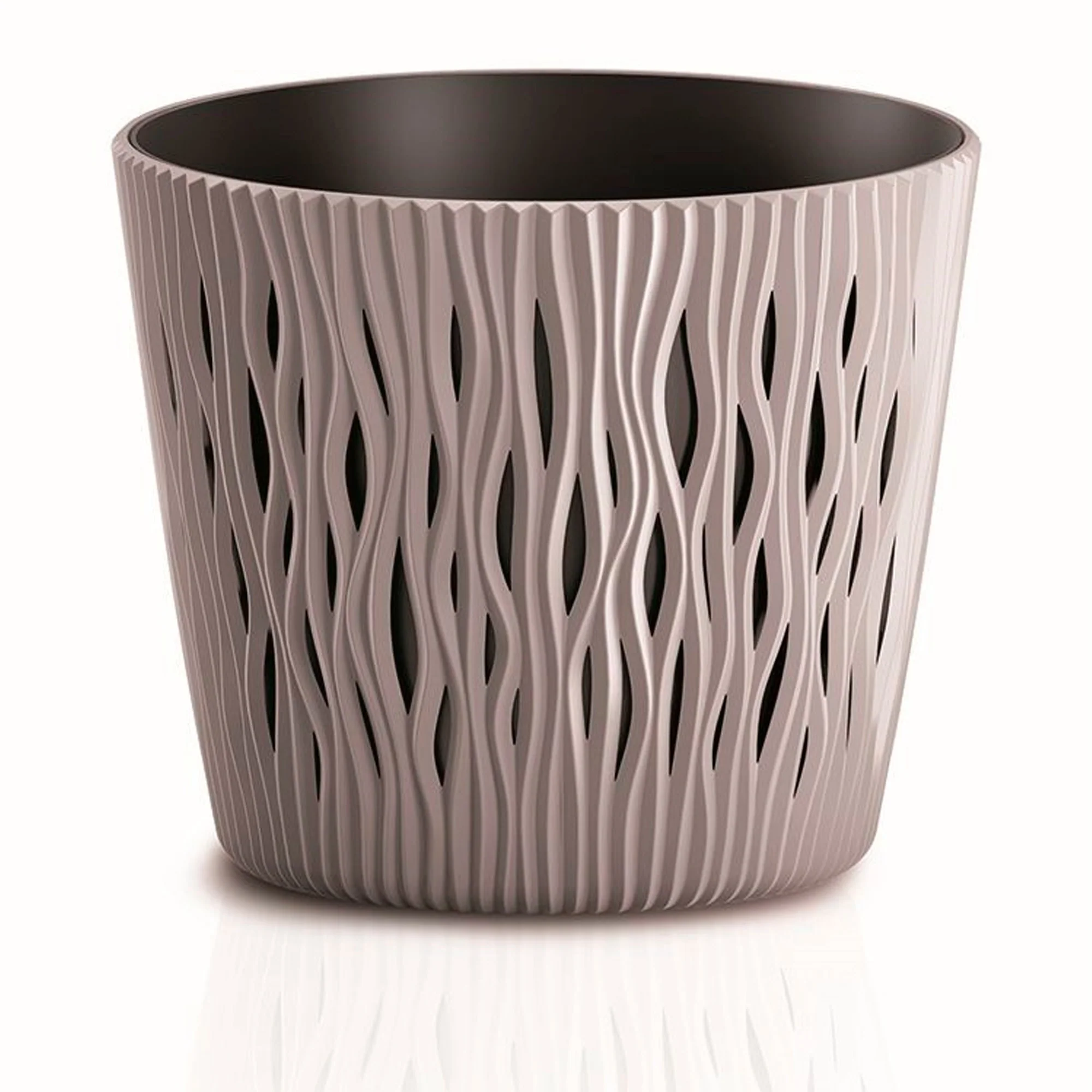 Maceta Redonda De Plastico Sandy Round En Color Mocca 15,8 (largo) X 15,8 (ancho) X 13,8 (alto) Cm