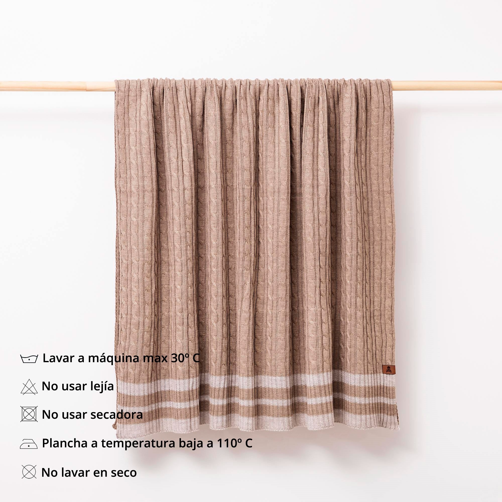 Manta Punto De Ochos 140x190cm 100% Acrílico 200gsm Marrón Con Rallas Beige Scalpers Home - Image 4