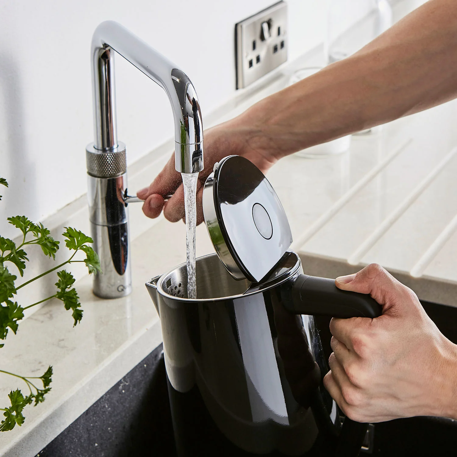 Swan Alexa Hervidor Agua Eléctrico Inteligente Wifi Smart Kettle 1,5l Inalámbrico Control Táctil Led, Sk14650blkneu - Image 5